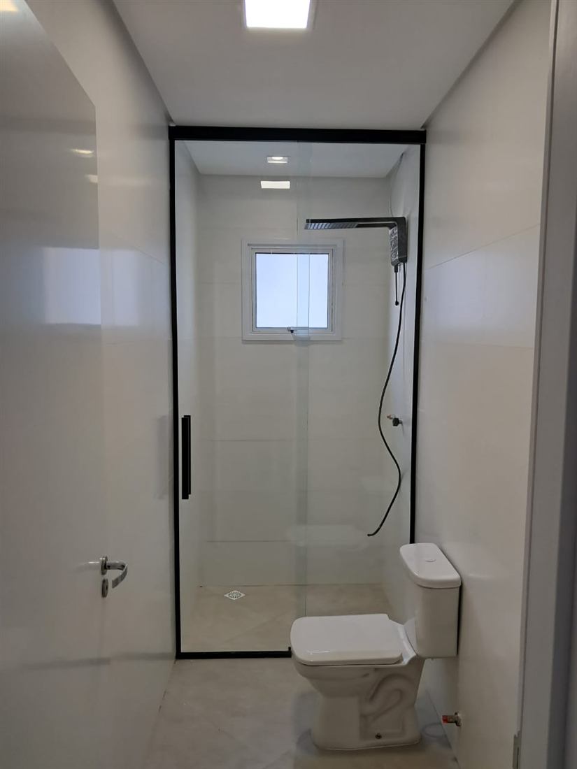 Box de banheiro com perfil preto
