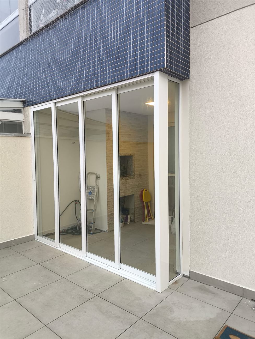 Esquadria de alumínio instalada pela MW Vidros