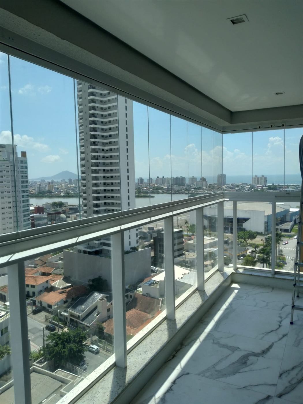 Envidraçamento de sacada com vista para o mar
