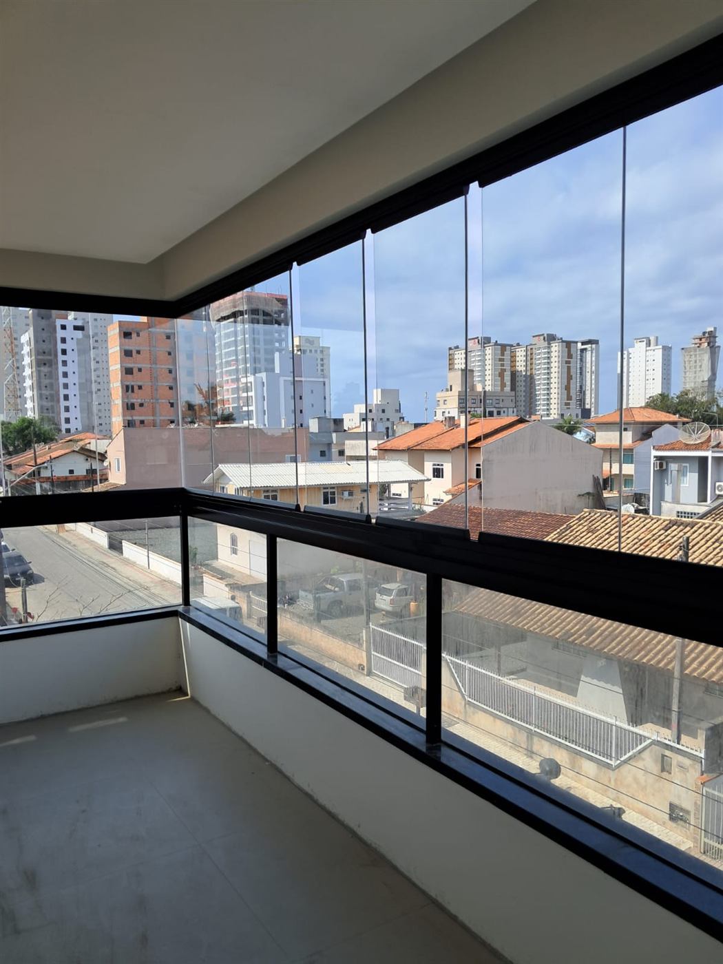 Envidraçamento de sacada com vista para prédios