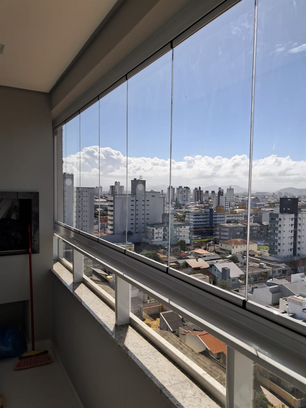 Envidraçamento de sacada com perfil preto