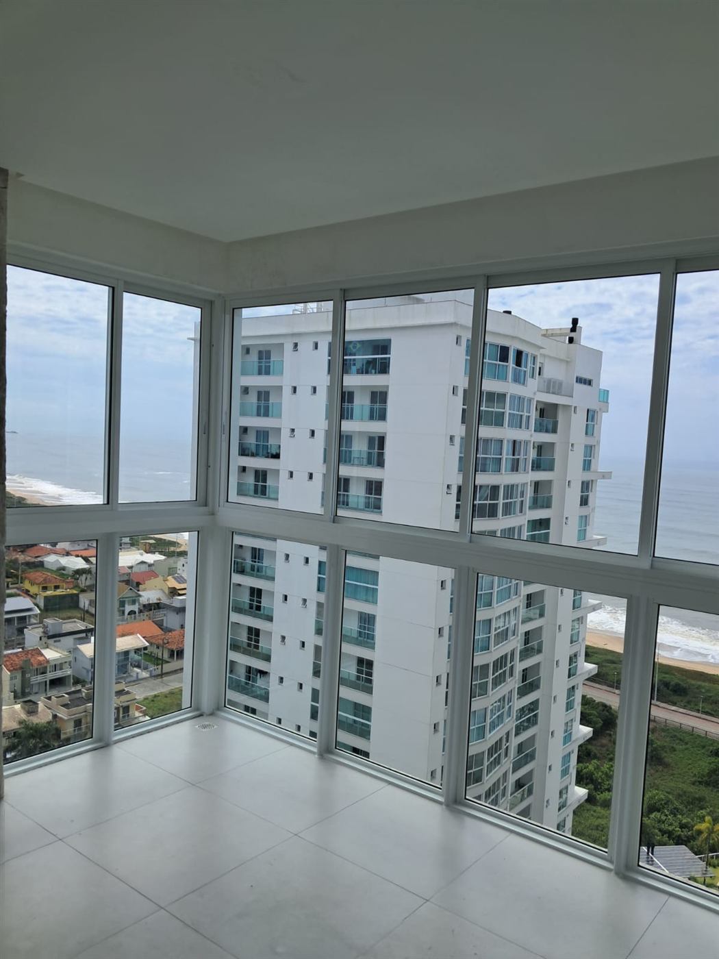 Sacada envidraçada com vista para a cidade, exemplo de envidraçamento realizado pela MW Vidros