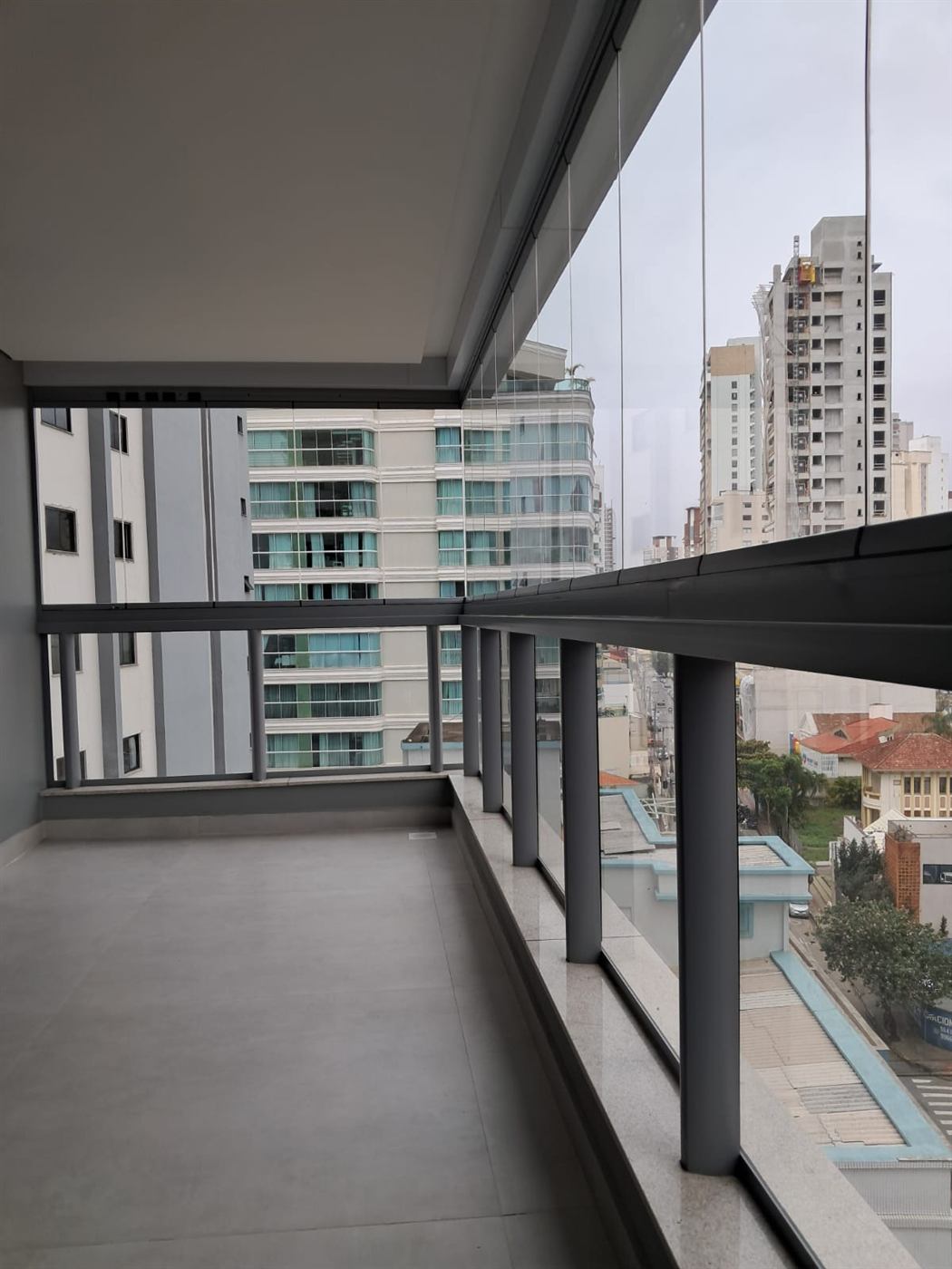 Envidraçamento de sacada com vista para prédios