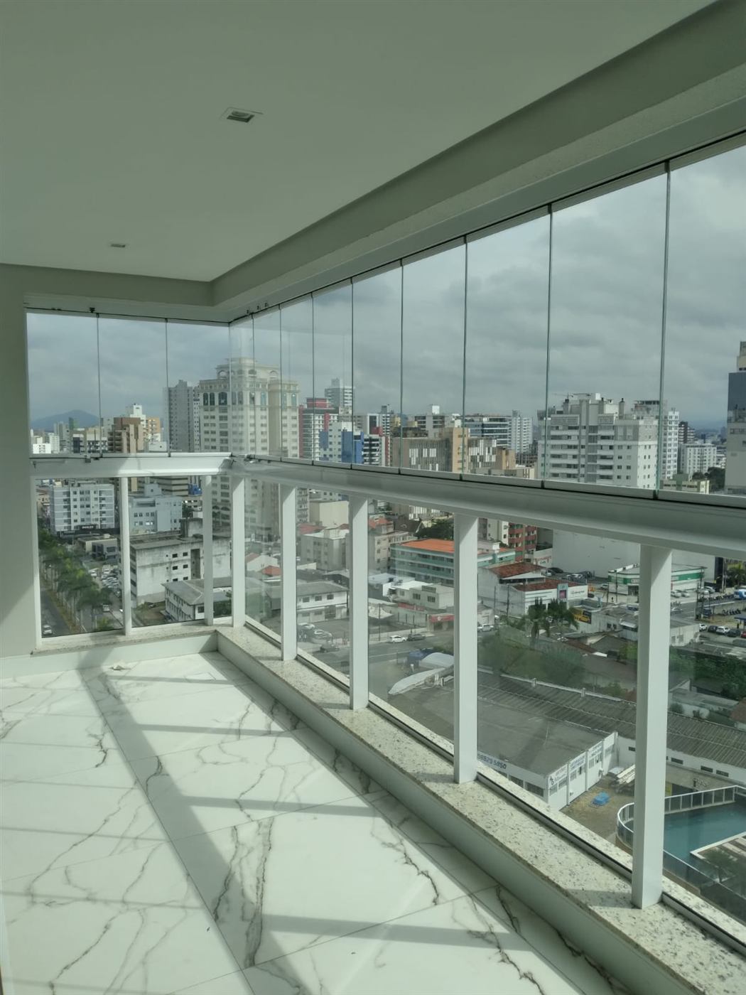 Envidraçamento de sacada com vista para o centro da cidade