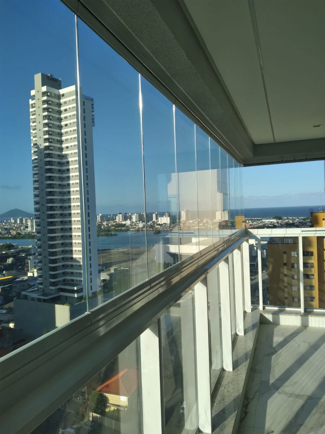 Envidraçamento de sacada com vista para prédio residencial