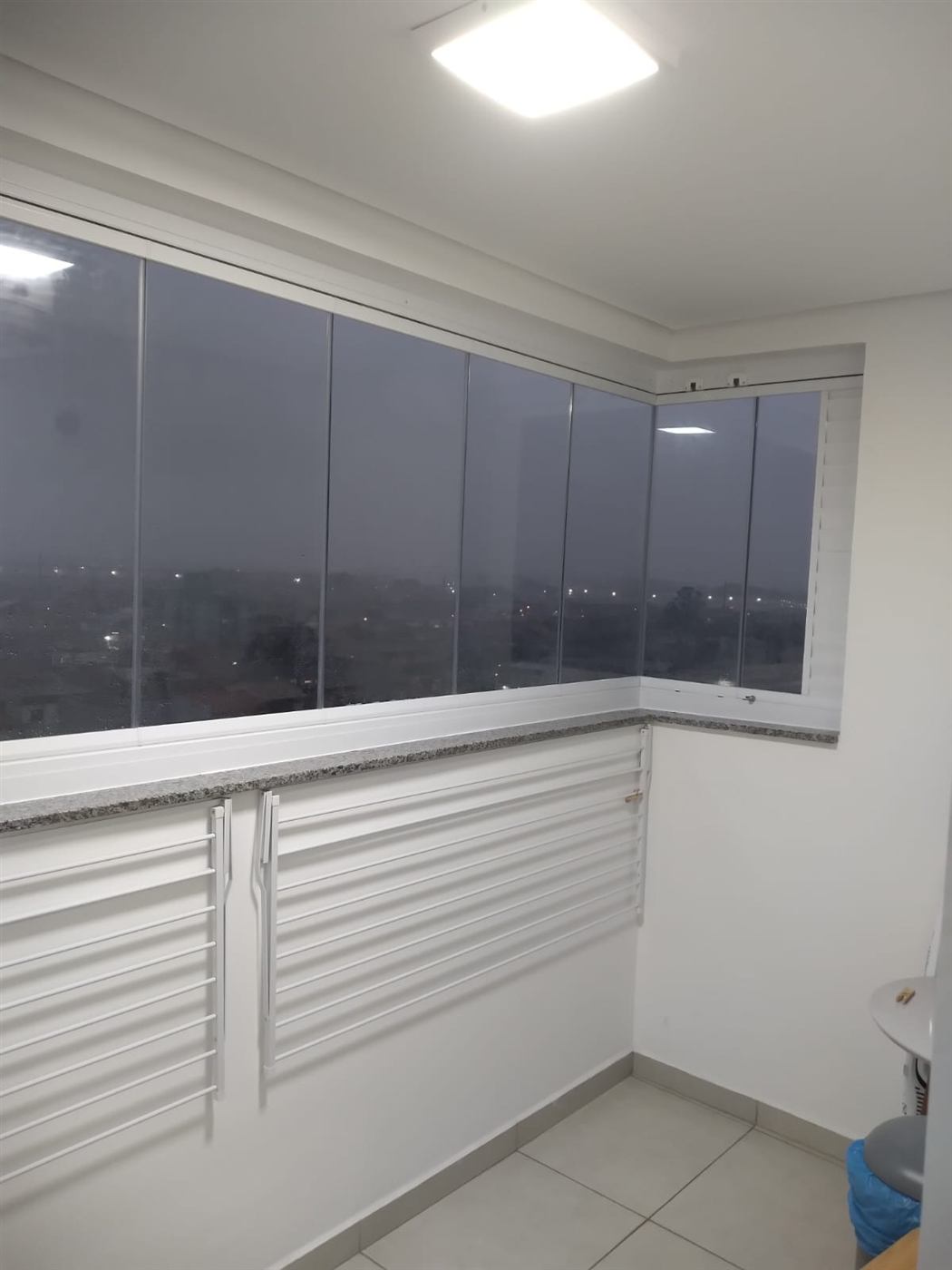 Envidraçamento de sacada curva com vista para a praia