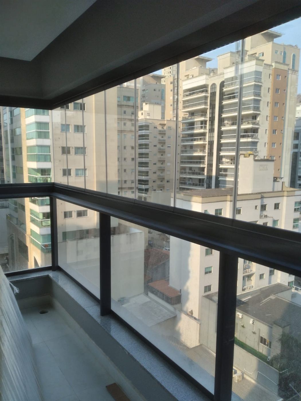 Envidraçamento de sacada com vista noturna da cidade
