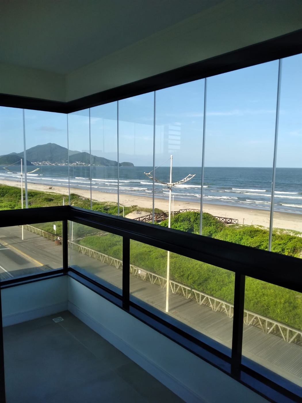 Envidraçamento de sacada com vista para a praia