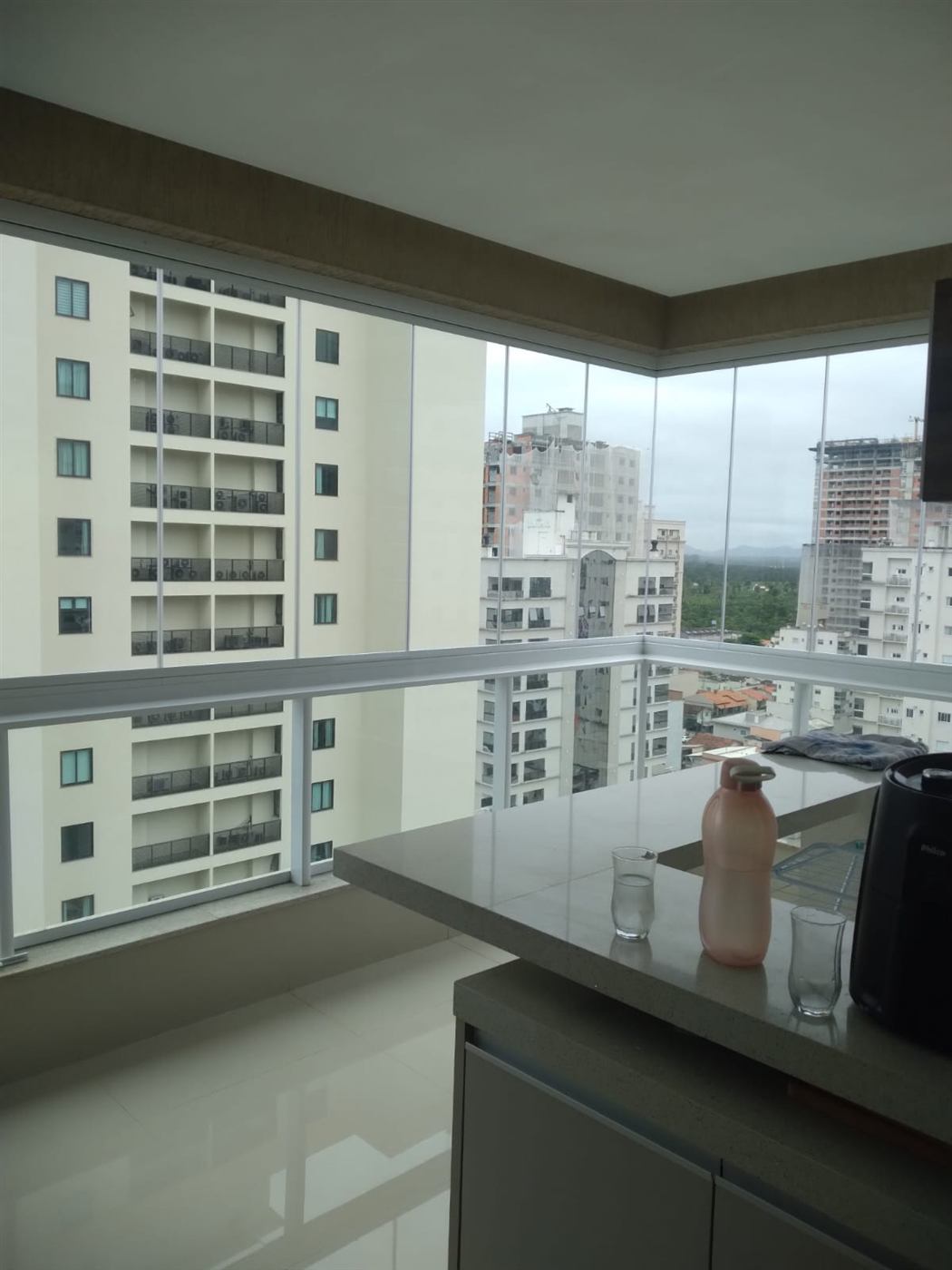 Envidraçamento de sacada com vista para prédios